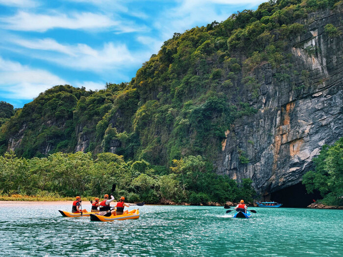 Chèo thuyền kayak khám phá quần thể động Phong Nha - kỳ quan thiên nhiên của thế giới