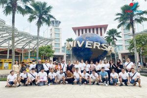 Đoàn du khách của Kavo Travel check in tại Universal Studios Singapore