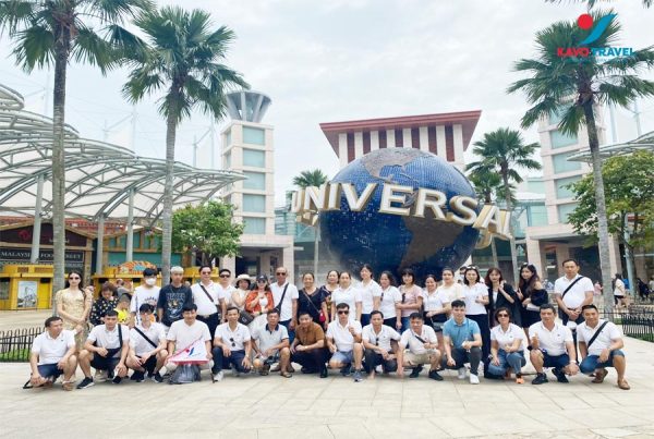 Đoàn du khách của Kavo Travel check in tại Universal Studios Singapore