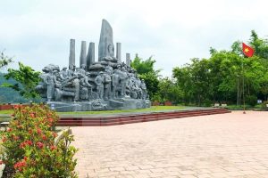 Sân duyệt binh và tượng đài Chiến thắng Mường Phăng