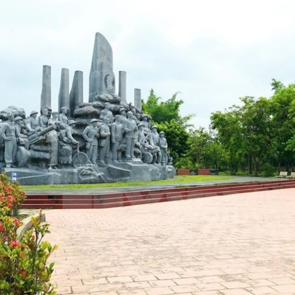Sân duyệt binh và tượng đài Chiến thắng Mường Phăng