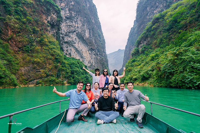 Hành trình đi thuyền trên sông Nho Quế khám phá hẻm Tu Sản là một trong những hoạt động được ưa thích nhất của du khách khi đến Hà Giang.