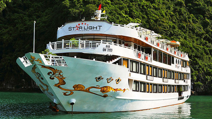 Starlight Cruise tự hào là một trong những du thuyền lớn nhất và đẹp nhất ở Vịnh Hạ Long với kiến ​​trúc hiện đại và không gian mở thoáng đãng.