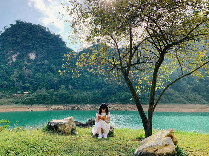 Hồ Thang Hen Cao Bằng trong xanh, đẹp như tiên cảnh giữa đời thường là một điểm check-in thu hút rất nhiều các bạn trẻ khi đến đây.