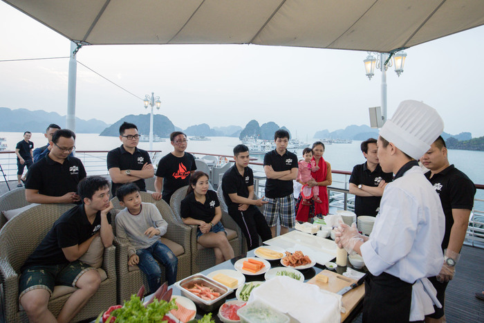 Du khách tham gia trải nghiệm lớp học nấu ăn ngay trên du thuyền