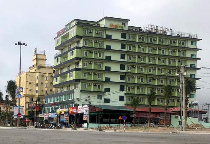 Khách sạn Hưng Sơn được xây dựng hiện đại với nhiều dịch vụ vui chơi giải trí tiện lợi như: Karaoke, massage, bể bơi dành cho trẻ em, người lớn,...
