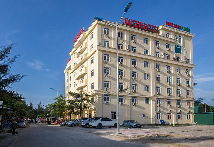 ọa lạc tại trung tâm biển Hải Tiến, khách sạn Queen Hotel với 104 phòng đạt tiêu chuẩn khách sạn 3 sao, đầy đủ tiện nghi