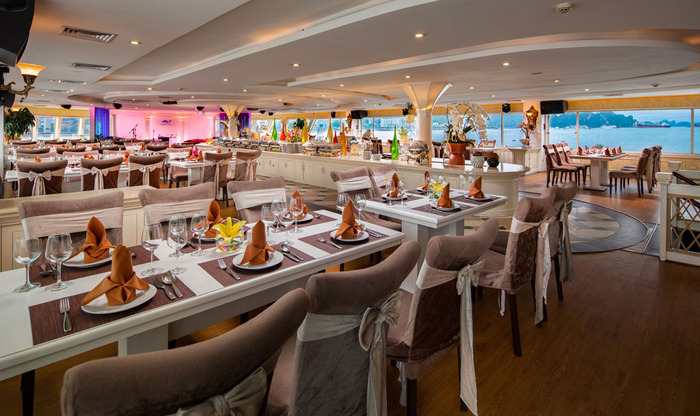 Thưởng thức bữa ăn ở nhà hàng trên du thuyền là trải nghiệm khó quên đối với nhiều du khách