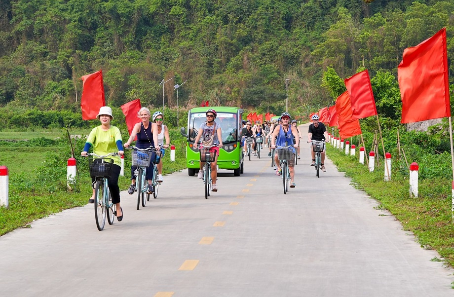 Đạp xe khám phá làng Việt Hải Cát Bà