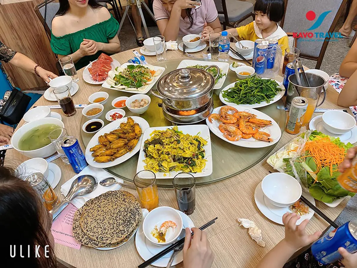 Du khách thưởng thức những món ăn đặc sản địa phương