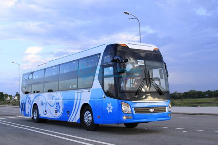 Các tuyến xe khách chạy hàng ngày theo nhiều khung giờ khác nhau phục vụ khách du lịch đi thẳng tới Sầm Sơn