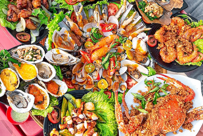 Thành phố du lịch biển Nha Trang có rất nhiều hàng quán hải sản từ bình dân đến cao cấp và được chế biến theo nhiều phong cách khác nhau để du khách dễ dàng tìm được quán hải sản hợp gu với mình