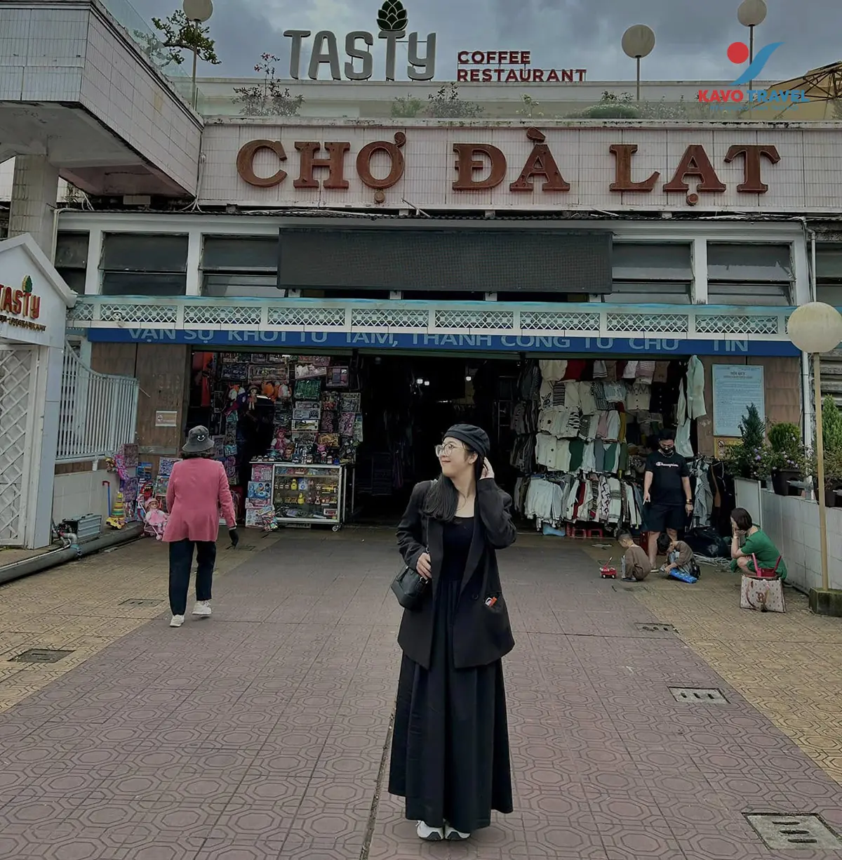 Chị Đào du khách của Kavo Travel check-in tại Chợ Đà Lạt