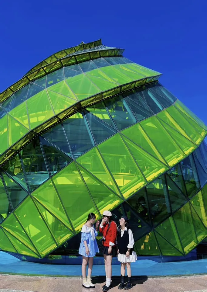 Du khách của Kavo Travel check-in tại biểu tượng Nụ Hoa Atiso tại Đà Lạt