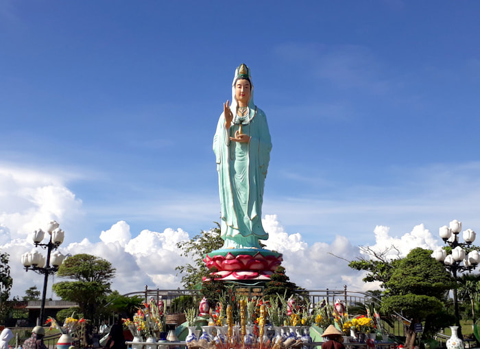 Bức tượng Phật Bà nổi tiếng cao 11m đứng uy nghiêm, mặt hướng ra biển Đông