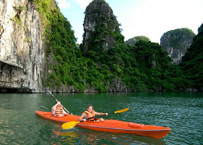Chèo kayak là trải nghiệm thú vị và được nhiều du khách lựa chọn