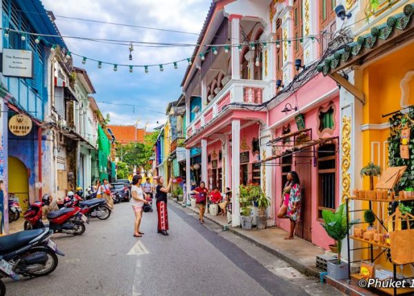 Old Town Phuket với vẻ đẹp trầm mặc, cổ kính của một đô thị cổ mang chiều sâu lịch sử và văn hóa những người dân đầu tiên đến đây sinh sống.