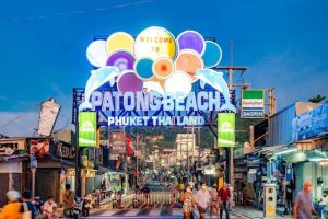 Patong Walking Street – không đơn thuần là một dãy phố mà là một địa điểm vui chơi sầm uất náo nhiệt cả ngày lẫn đêm.