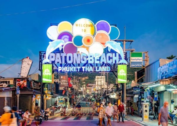 Patong Walking Street – không đơn thuần là một dãy phố mà là một địa điểm vui chơi sầm uất náo nhiệt cả ngày lẫn đêm.