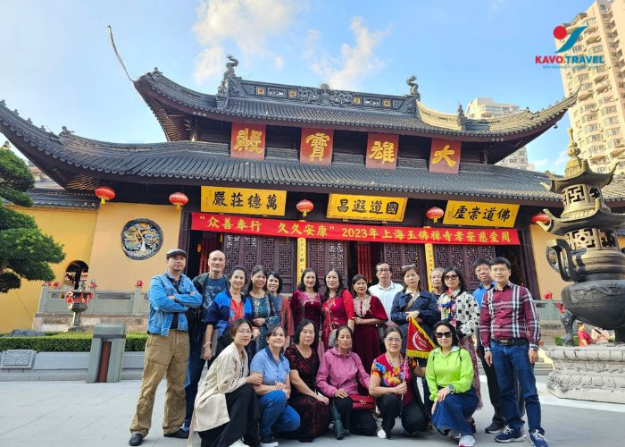 Đoàn khách ghép checkin chùa Ngọc Phật nổi tiếng