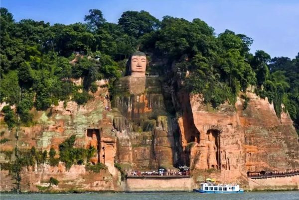 Lạc sơn Đại Phật - bức tượng phật khắc trên núi lớn nhất thế giới