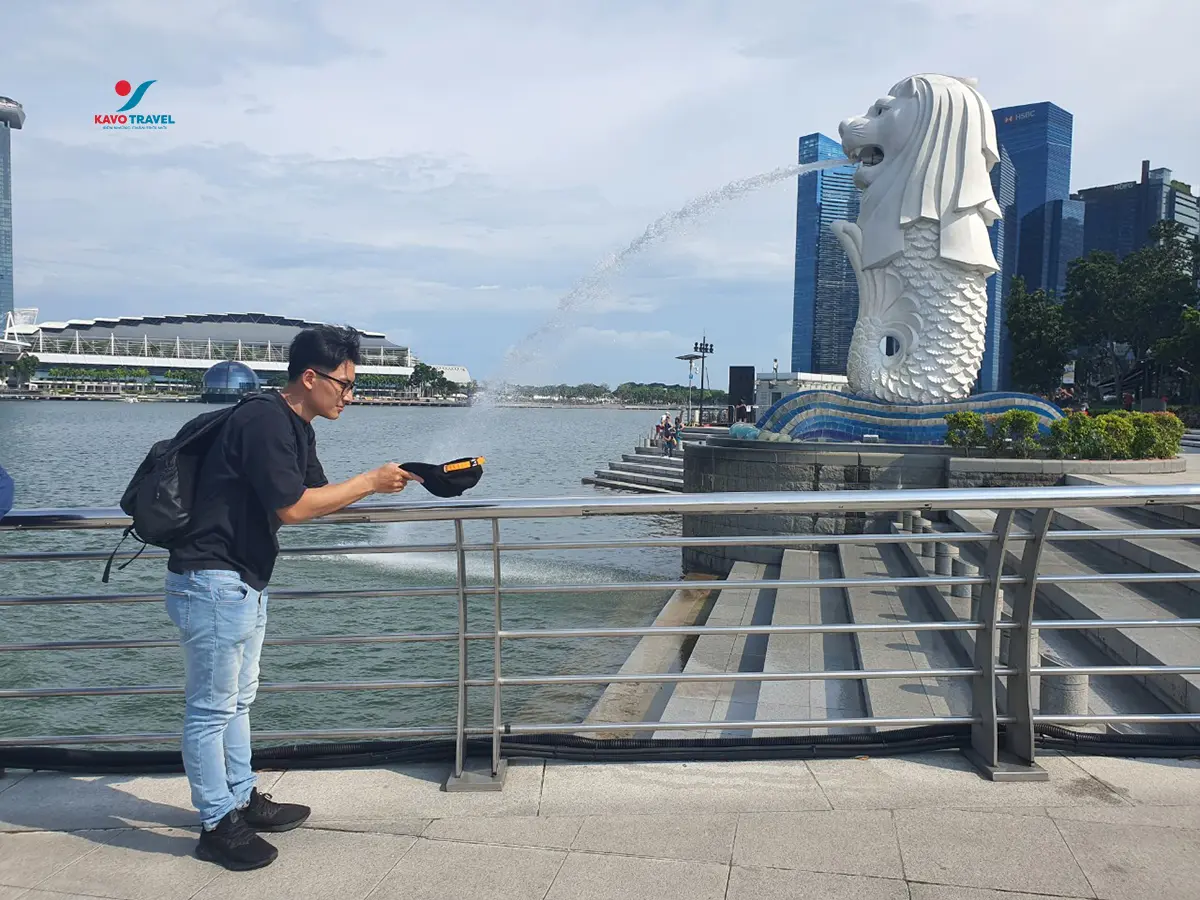 Du khách thích thú check-in biểu tượng Merlion trong tour du lịch Singapore do Kavo Travel tổ chức