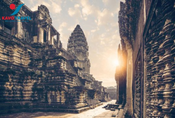 Đền Angkorthom cổ kính và uy nghiêm nơi để lại nhiều ấn tượng với du khách khi thăm quan Campuchia