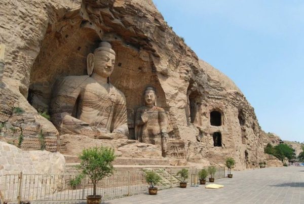 Những bức tượng phật được tạc trên đá ở Hang Mạc Cao