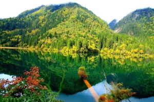 Mâu Ni Câu - địa điểm tuyệt đẹp với những hồ nước màu ngọc bích