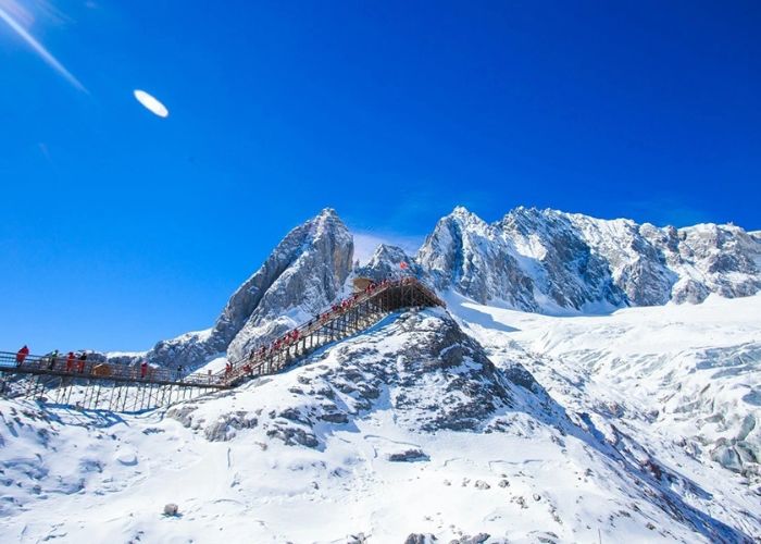 Núi tuyết Ngọc Long - ngọn núi cao 5596 m tuyết phủ quanh năm. Phần băng vĩnh cửu ánh lên một màu xanh như ngọc.