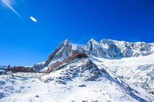 chiêm ngưỡng vẻ đẹp hùng vĩ của núi tuyết Ngọc Long