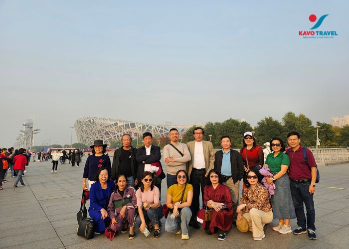 Đoàn khách chekin trước sân vận động Quốc gia Bắc Kinh