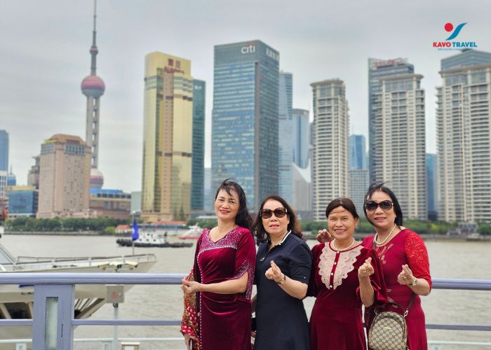 Du khách chụp hình với tháp Đông Phương Minh Châu