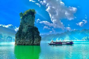 Hồ Na Hang (hồ thủy điện Tuyên Quang) đây là nơi hội tụ của hai dòng sông trữ tình là sông Gâm và Sông Năng, được bao bọc xung quanh bởi 99 ngọn núi nhấp nhô, trùng điệp.