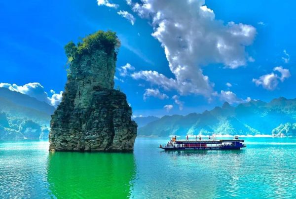 Hồ Na Hang (hồ thủy điện Tuyên Quang) đây là nơi hội tụ của hai dòng sông trữ tình là sông Gâm và Sông Năng, được bao bọc xung quanh bởi 99 ngọn núi nhấp nhô, trùng điệp.