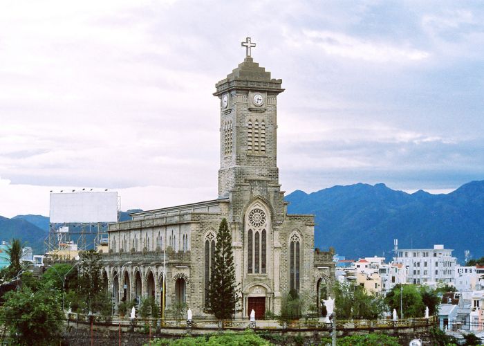 Nhà thờ Chánh Tòa - nhà thờ bằng đá theo lối kiến trúc phương tây