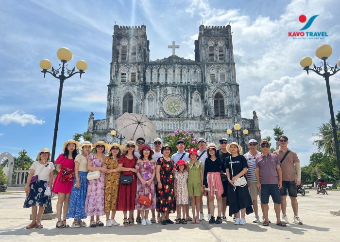 Đoàn khách của Kavo Travel check in nhà thờ Mằng Lằng