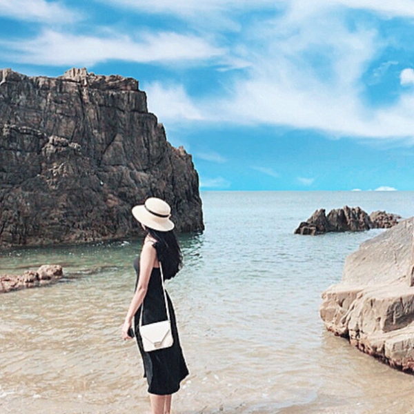 Bãi biển đá nhảy một trong những bãi biển nổi tiếng của Quảng Bình. Đây là điểm chụp ảnh sống ảo lý tưởng được nhiều bạn trẻ yêu thích.