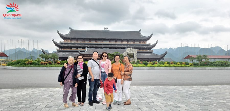 Gia đình chị Khánh tham quan chùa Tam Chúc - Tràng An