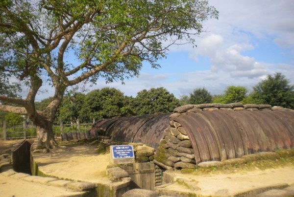 Tham quan di tích lịch sử hầm tướng Đờ Cát ở Điện Biên
