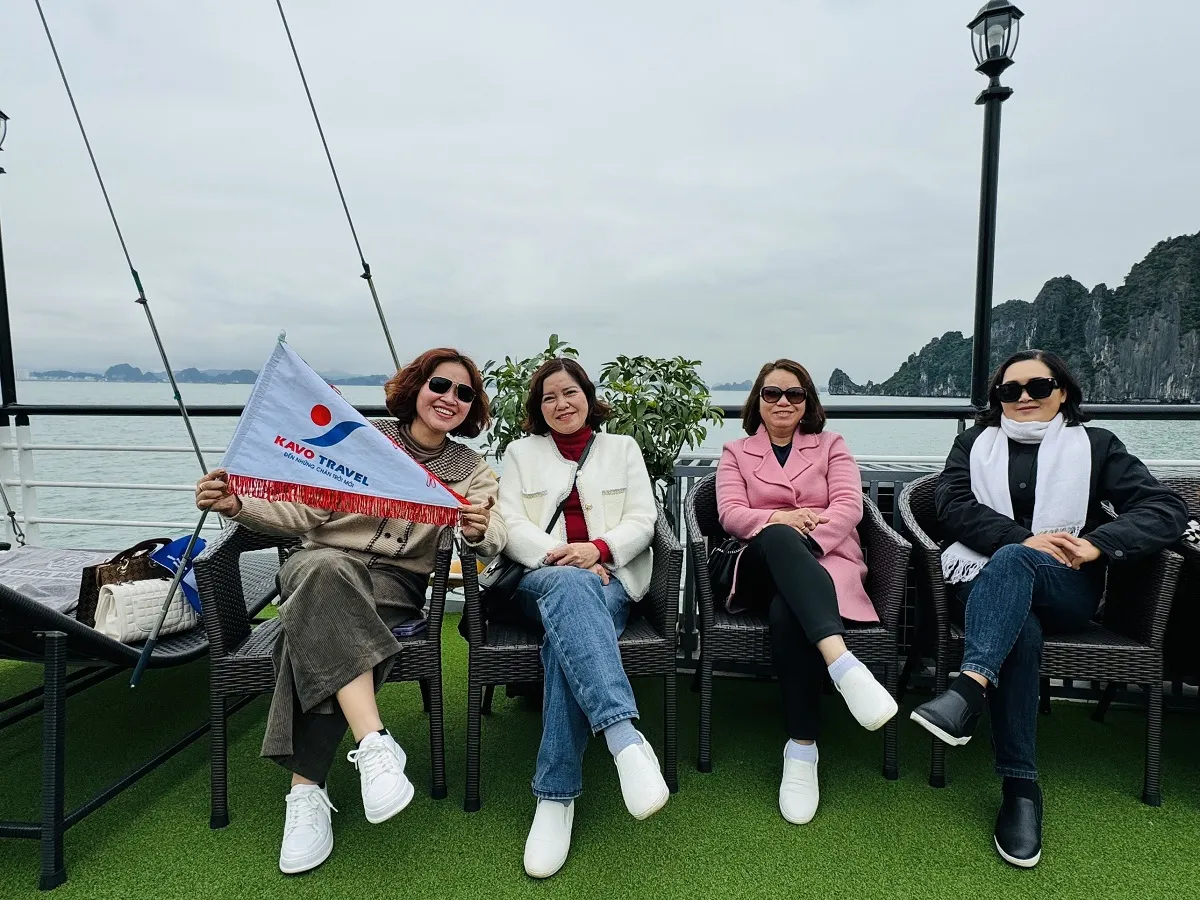Du khách của Kavo Travel check-in trên boog du thuyền Hạ Long