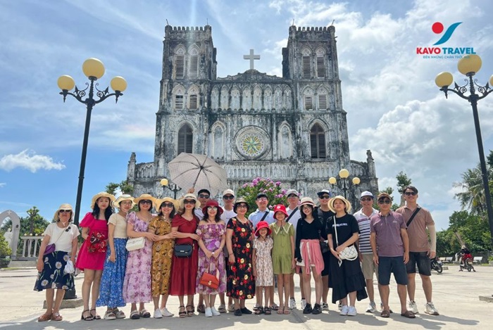 Du lịch Khát Vọng Việt đồng hành cùng du khách trong tour du lịch Phú Yên (Nhà thờ Mằng Lăng)