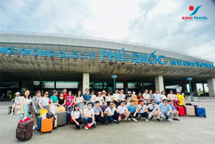 Khách đi tour nhà Khát Vọng Việt đáp xuống sân bay Phú Quốc