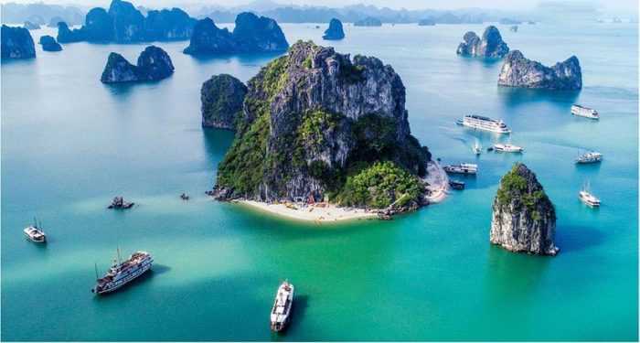 Du lịch Hạ Long tham quan Vịnh Hạ Long bằng tàu.