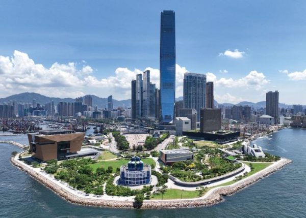 Western Kowloon - Với sứ mệnh trở thành trung tâm văn hóa sôi động của Hồng Kông, khu văn hóa Tây Cửu Long (West Kowloon) là một trong những công trình văn hóa lớn nhất thế giới, nơi hơi thở nghệ thuật truyền thống được lưu giữ và tiếp biến.