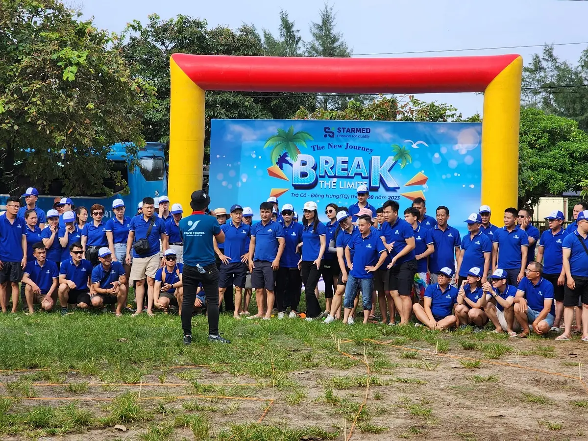 Du khách chơi Team Building trên bãi biển