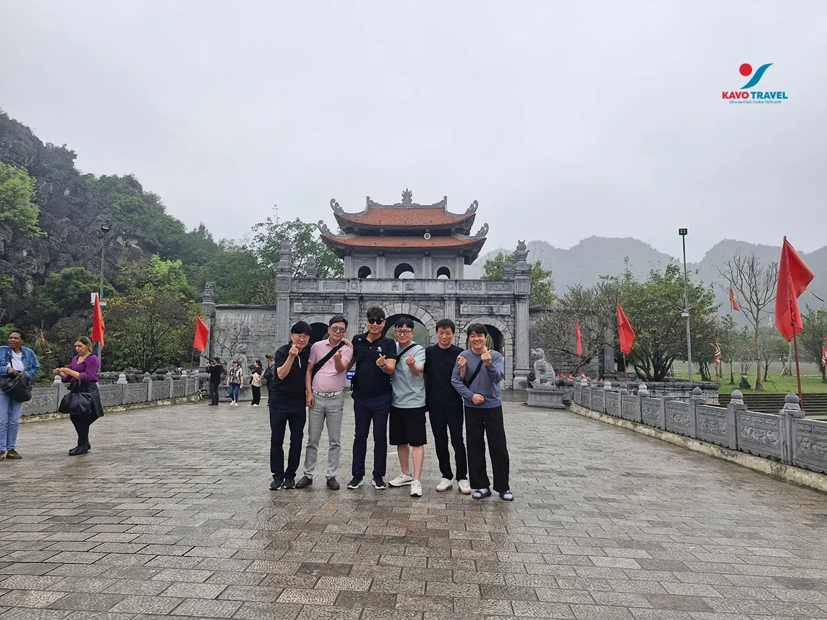 Du khách nước ngoài Hàn Quốc du lịch Ninh Bình