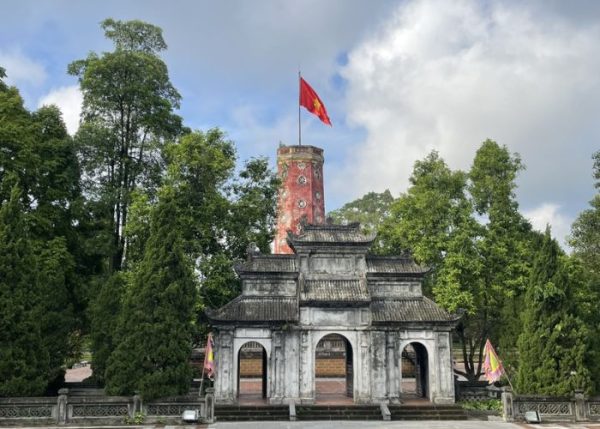 Thành cổ Sơn Tây được xây dựng vào năm Minh Mạng thứ 3 (1822) là tòa thành cổ duy nhất được xây bằng đá ong của Việt Nam