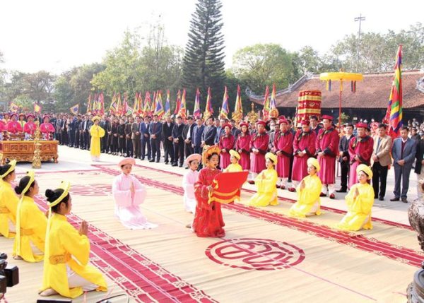 Các nữ quan thực hiện phần tế lễ theo nghi thức truyền thống tại Lễ hội Đền Mẫu Âu Cơ