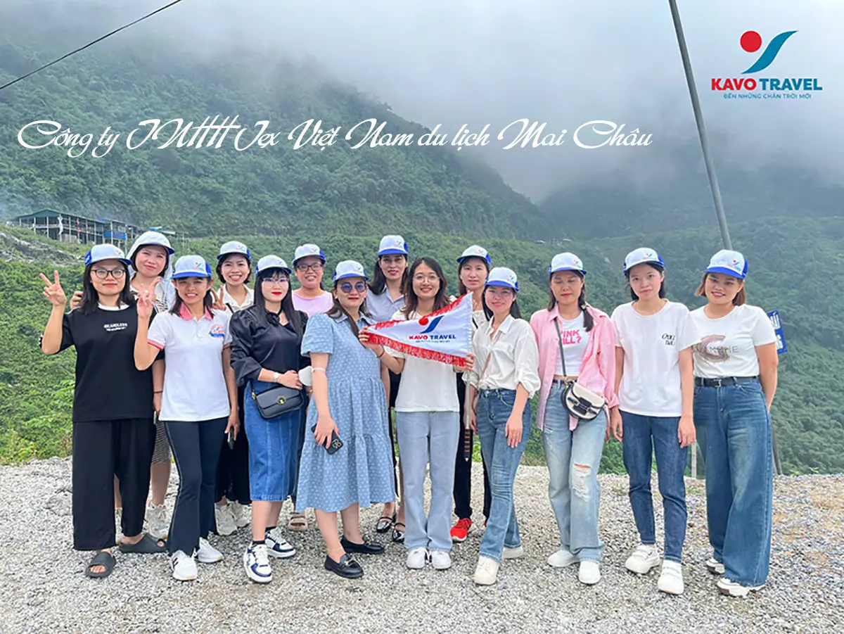 Đoàn du khách tour du lịch Mai Châu 2 ngày 1 đêm do Kavo Travel tổ chức